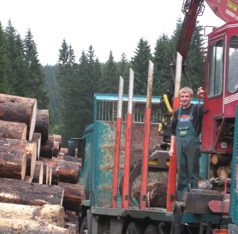 Christoph B. Reimann mit 19 bei der Arbeit im Familienunternehmen im Harz mit einem Kurzholz-LKW